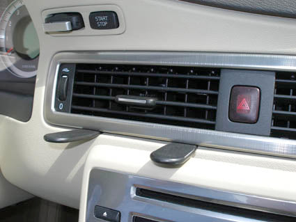 Brodit ProClip 853867 voor Volvo XC70 2008-2011, Volvo V70 II 2008-2011 en Volvo S80 2007-2011 - montagepositie op dashboard