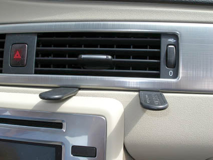 Brodit ProClip 853868 voor Volvo XC70 2008-2011, Volvo V70 II 2008-2011 en Volvo S80 2007-2011 - montagepositie op dashboard