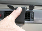 Brodit ProClip 853868 voor Volvo XC70 2008-2011, Volvo V70 II 2008-2011 en Volvo S80 2007-2011 - detail van dashboardmontage