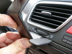 Brodit ProClip 853882 voor Volkswagen Scirocco 2009-2014 en Volkswagen Eos 2007-2015 - montagepositie op dashboard