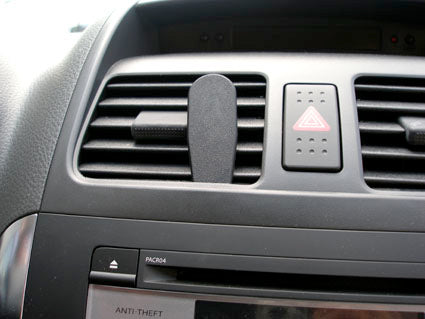 Brodit ProClip 853883 voor Fiat Sedici 2007-2009 en Suzuki SX4 2007-2010 - montagepositie op dashboard