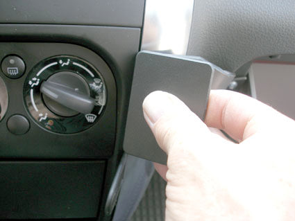 Brodit ProClip 853884 voor Fiat Sedici 2007-2009 en Suzuki SX4 2007-2015 - detail van dashboardmontage