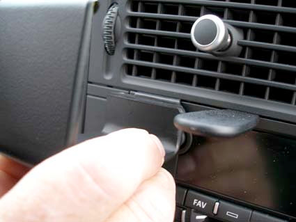 Brodit ProClip 853901 voor Saab 9-3 2007-2008 en Saab 9-3 2009-2011 - montagepositie op dashboard