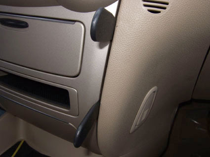 Brodit ProClip 853917 voor Kia Optima 2006-2010 en Kia Magentis 2007-2010 - montagepositie op dashboard
