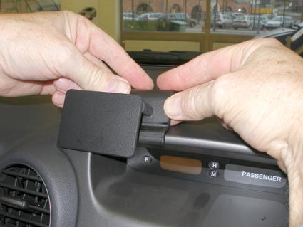 Brodit ProClip 853960 voor Kia Carens III 2007-2013 - detail van dashboardmontage