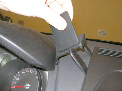 Brodit ProClip 853965 voor Nissan Rogue 2008-2013, Nissan Qashqai +2 2009-2013 en Nissan Qashqai 2007-2013 - montagepositie op dashboard