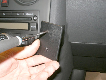 Brodit ProClip 853966 voor Nissan Qashqai +2 2009-2013 en Nissan Qashqai 2007-2013 - detail van dashboardmontage