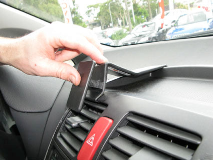 Brodit ProClip 853984 voor Toyota Auris Full Hybrid 2007-2012 en Toyota Auris 2007-2012 - detail van dashboardmontage