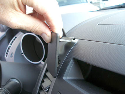 Brodit ProClip 854000 voor Citroen C-Crosser 2007-2013, Mitsubishi Outlander 2007-2012 en Peugeot 4007 2008-2013 - ProClip geplaatst in het voertuig