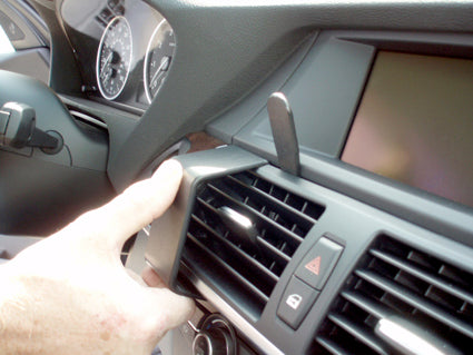 Brodit ProClip 854007 voor BMW X6 2009-2014 en BMW X5 2007-2013 - detail van dashboardmontage