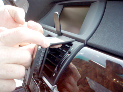Brodit ProClip 854008 voor BMW X6 2009-2014 en BMW X5 2007-2013 - detail van dashboardmontage