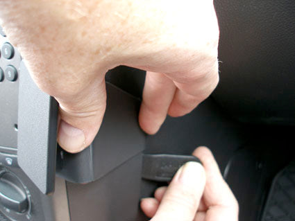 Brodit ProClip 854054 voor Opel Antara 2007-2015 - detail van dashboardmontage