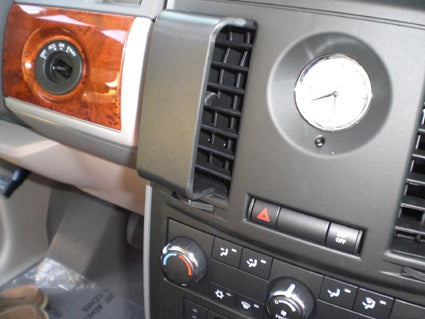 Brodit ProClip 854088 voor Chrysler Voyager 2008-2011, Chrysler Town & Country 2008-2010 en Dodge Grand Caravan 2008-2010 - detail van dashboardmontage