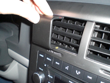 Brodit ProClip 854091 voor Jeep Liberty 2008-2012 en Jeep Cherokee 2009-2012 - montagepositie op dashboard