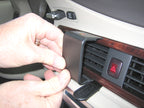 Brodit ProClip 854115 voor Volvo XC70 2008-2011, Volvo V70 II 2008-2011 en Volvo S80 2007-2011 - montagepositie op dashboard