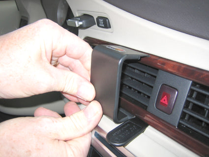 Brodit ProClip 854115 voor Volvo XC70 2008-2011, Volvo V70 II 2008-2011 en Volvo S80 2007-2011 - montagepositie op dashboard