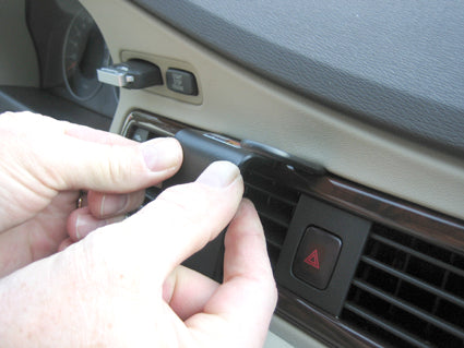 Brodit ProClip 854115 voor Volvo XC70 2008-2011, Volvo V70 II 2008-2011 en Volvo S80 2007-2011 - detail van dashboardmontage