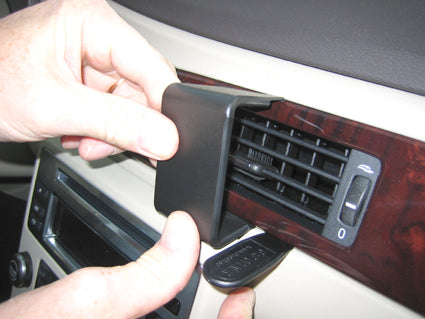 Brodit ProClip 854116 voor Volvo XC70 2008-2011, Volvo V70 II 2008-2011 en Volvo S80 2007-2011 - montagepositie op dashboard
