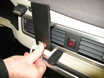 Brodit ProClip 854129 voor Volvo XC70 2008-2011, Volvo V70 II 2008-2011 en Volvo S80 2007-2011 - detail van dashboardmontage