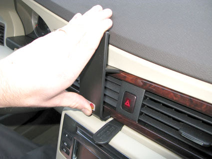 Brodit ProClip 854130 voor Volvo XC70 2008-2011, Volvo V70 II 2008-2011 en Volvo S80 2007-2011 - detail van dashboardmontage