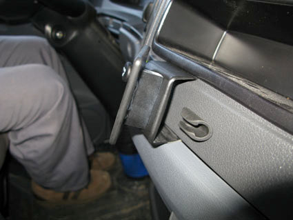 Brodit ProClip 854180 voor Mercedes Benz Atego 2008-2023 - detail van dashboardmontage