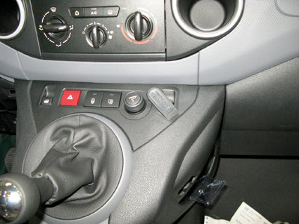 Brodit ProClip 854210 voor Citroen Berlingo Transport 2008-2018, Citroen Berlingo Family 2008-2018 en Peugeot Partner 2008-2018 - montagepositie op dashboard