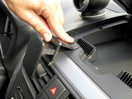Brodit ProClip 854220 voor Opel Agila 2008-2015 en Suzuki Splash 2008-2014 - detail van dashboardmontage