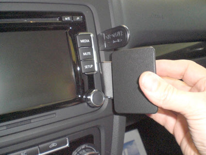 Brodit ProClip 854261 voor Volkswagen Jetta SportsWagen 2010-2014, Volkswagen GTI 2010-2014 e.a. - montagepositie op dashboard