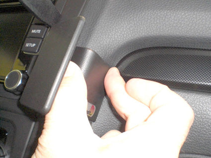 Brodit ProClip 854261 voor Volkswagen Jetta SportsWagen 2010-2014, Volkswagen GTI 2010-2014 e.a. - detail van dashboardmontage