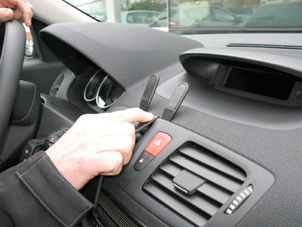 Brodit ProClip 854283 voor Renault Mégane III 2009-2016 en Renault Fluence 2010-2015 - detail van dashboardmontage