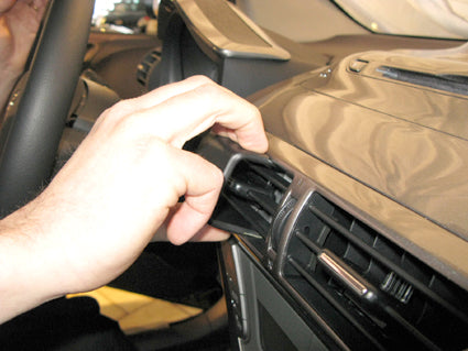 Brodit ProClip 854291 voor Scion iQ 2012-2018 en Toyota iQ 2009-2019 - detail van dashboardmontage