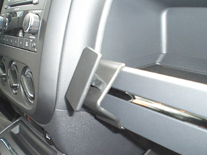 Brodit ProClip 854303 voor Jeep Patriot 2009-2017 en Jeep Compass 2009-2016 - detail van dashboardmontage