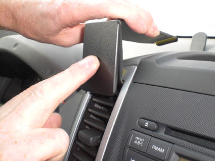Brodit ProClip 854320 voor Nissan Xterra 2009-2012, Nissan Frontier 2009-2012 en Suzuki Equator 2009-2012 - ProClip geplaatst in het voertuig
