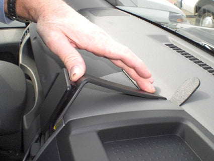Brodit ProClip 854320 voor Nissan Xterra 2009-2012, Nissan Frontier 2009-2012 en Suzuki Equator 2009-2012 - detail van dashboardmontage