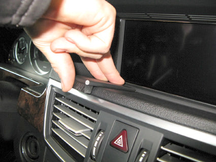 Brodit ProClip 854330 voor Mercedes Benz E-Class, Stationwagon 2010-2013, Mercedes Benz E-Class, Sedan 2009-2013 en Mercedes Benz E-Class, Sedan 2010-2013 - ProClip geplaatst in het voertuig