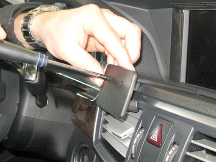 Brodit ProClip 854330 voor Mercedes Benz E-Class, Stationwagon 2010-2013, Mercedes Benz E-Class, Sedan 2009-2013 en Mercedes Benz E-Class, Sedan 2010-2013 - detail van dashboardmontage