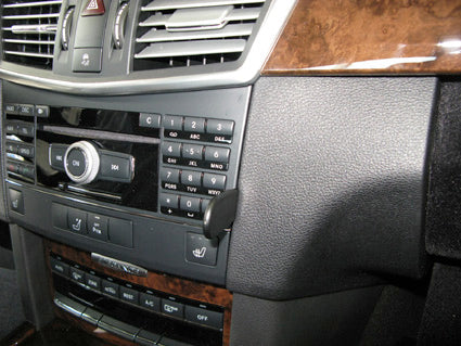 Brodit ProClip 854331 voor Mercedes Benz E-Class, Stationwagon 2010-2013, Mercedes Benz E-Class, Sedan 2009-2013 en Mercedes Benz E-Class, Sedan 2010-2014 - montagepositie op dashboard