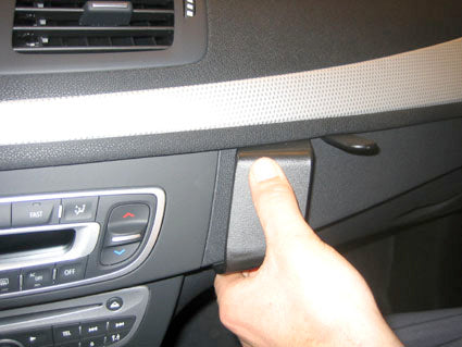 Brodit ProClip 854338 voor Renault Mégane III 2009-2016 en Renault Fluence 2010-2015 - detail van dashboardmontage