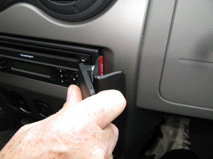 Brodit ProClip 854399 voor Dacia Sandero 2008-2012, Dacia Logan 2009-2013 e.a. - montagepositie op dashboard