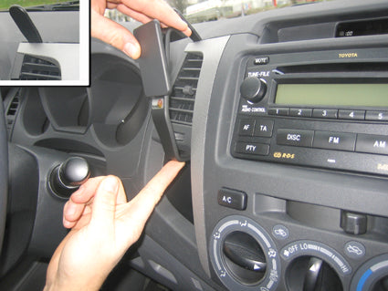 Brodit ProClip 854436 voor Toyota HiLux 2010-2011 - montagepositie op dashboard