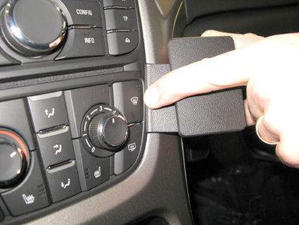Brodit ProClip 854437 voor Buick Verano 2012-2017 en Opel Astra 2010-2015 - montagepositie op dashboard