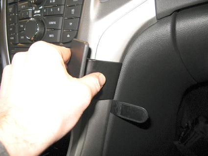 Brodit ProClip 854437 voor Buick Verano 2012-2017 en Opel Astra 2010-2015 - ProClip geplaatst in het voertuig