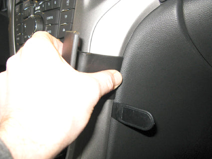 Brodit ProClip 854437 voor Buick Verano 2012-2017 en Opel Astra 2010-2015 - detail van dashboardmontage