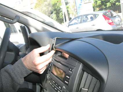 Brodit ProClip 854470 voor Hyundai iMax 2009-2021, Hyundai iLoad 2009-2021 en Hyundai H1 2009-2020 - detail van dashboardmontage