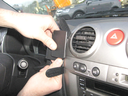 Brodit ProClip 854473 voor Isuzu Rodeo 2008-2012 en Isuzu D-Max 2008-2011 - detail van dashboardmontage
