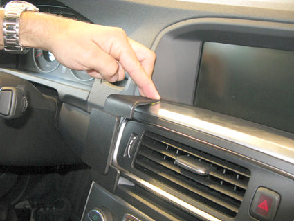 Brodit ProClip 854523 voor Volvo V60 2011-2018 en Volvo S60 2011-2018 - detail van dashboardmontage
