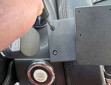Brodit ProClip 854535 voor Infiniti QX80 2015-2019, Infiniti QX56 2011-2013 en Nissan Patrol 2011-2019 - detail van dashboardmontage