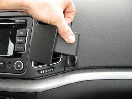 Brodit ProClip 854563 voor Seat Alhambra 2011-2019 en Volkswagen Sharan 2011-2022 - ProClip geplaatst in het voertuig