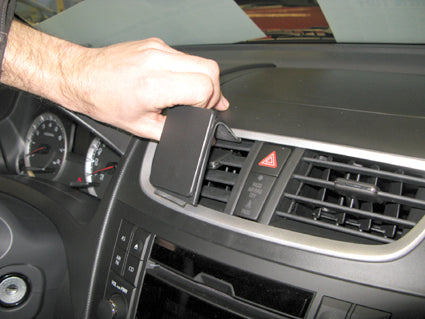 Brodit ProClip 854567 voor Suzuki Swift 2011-2017 - montagepositie op dashboard