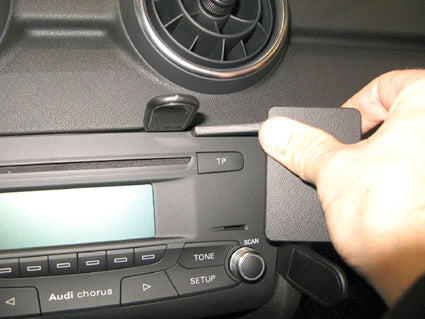 Brodit ProClip 854610 voor Audi A1 2011 - detail van dashboardmontage